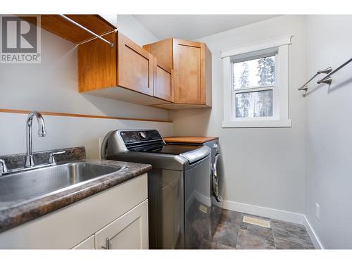 7576 Creekside Way, Prince George, BC - Indoor Photo Showing Laundry Room