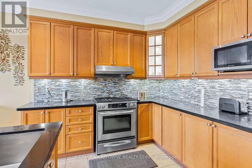 207 Gardenbrooke Trail, Brampton, ON - Indoor Photo Showing Kitchen