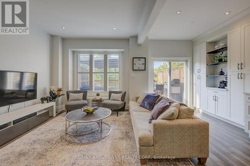 36 - 300 Ravineview Way, Oakville, ON - Indoor Photo Showing Living Room