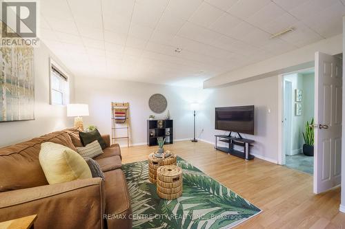 297 Drury Lane, Strathroy-Caradoc (Nw), ON - Indoor Photo Showing Living Room