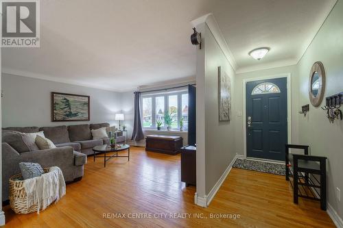 297 Drury Lane, Strathroy-Caradoc (Nw), ON - Indoor Photo Showing Living Room