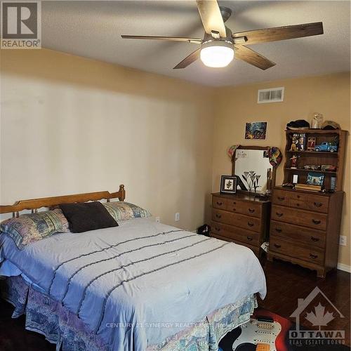 252 Parkrose, Ottawa, ON - Indoor Photo Showing Bedroom