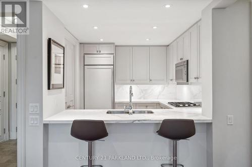 409 - 155 St Clair Avenue W, Toronto, ON - Indoor Photo Showing Kitchen With Upgraded Kitchen