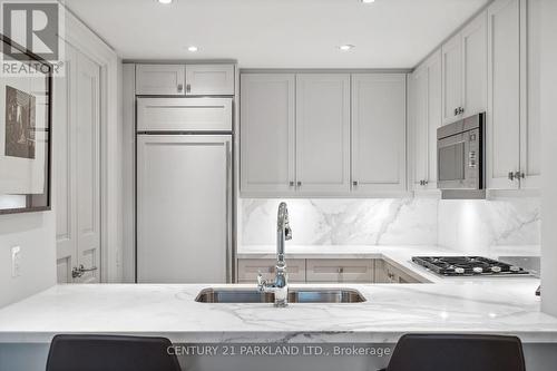 409 - 155 St Clair Avenue W, Toronto, ON - Indoor Photo Showing Kitchen With Upgraded Kitchen