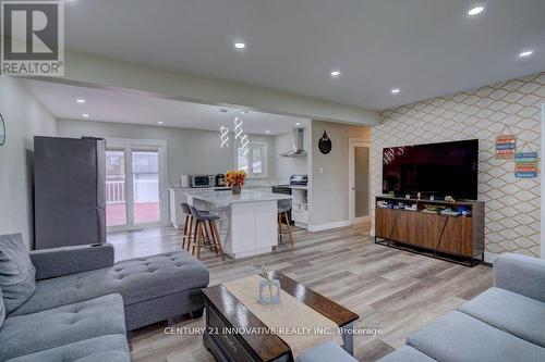 1431 Park Road S, Oshawa, ON - Indoor Photo Showing Living Room