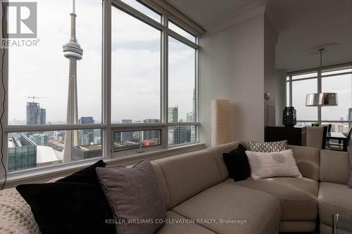 Ph 5202 - 65 Bremner Boulevard, Toronto, ON - Indoor Photo Showing Living Room