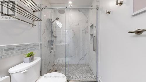 22 Lansbury Court, Vaughan, ON - Indoor Photo Showing Bathroom