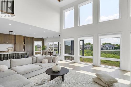 7301 Silver Creek Circle, London, ON - Indoor Photo Showing Living Room