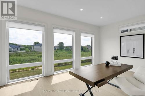 7301 Silver Creek Circle, London, ON - Indoor Photo Showing Living Room