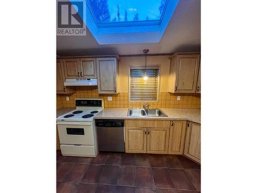 32 - 7126 3A Highway, Nelson, BC - Indoor Photo Showing Kitchen With Double Sink