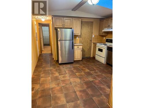 32 - 7126 3A Highway, Nelson, BC - Indoor Photo Showing Kitchen