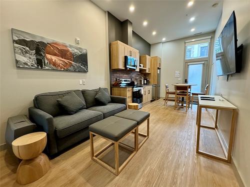 107-112 Second Street, Revelstoke, BC - Indoor Photo Showing Living Room