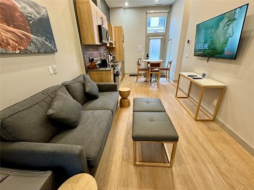 107-112 Second Street, Revelstoke, BC - Indoor Photo Showing Living Room