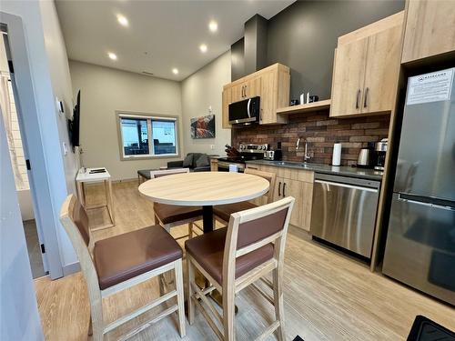 107-112 Second Street, Revelstoke, BC - Indoor Photo Showing Kitchen