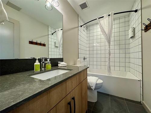 107-112 Second Street, Revelstoke, BC - Indoor Photo Showing Bathroom