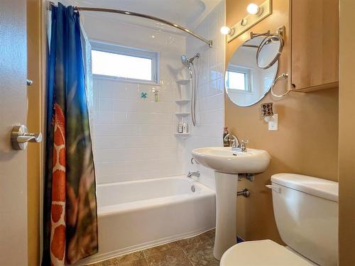 422 Nelson Street E, Virden, MB - Indoor Photo Showing Bathroom