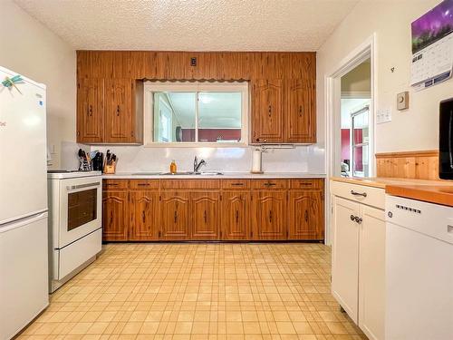 422 Nelson Street E, Virden, MB - Indoor Photo Showing Kitchen With Double Sink