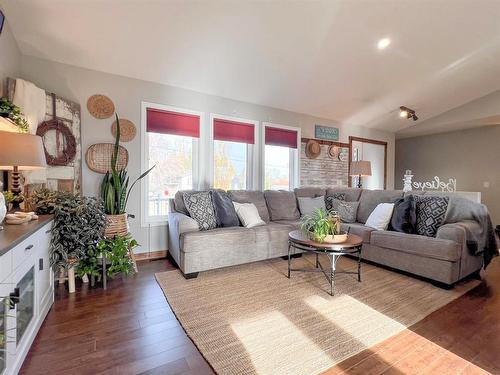 9 Foxford Avenue, Elkhorn, MB - Indoor Photo Showing Living Room