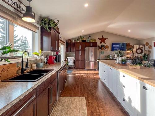 9 Foxford Avenue, Elkhorn, MB - Indoor Photo Showing Kitchen With Double Sink