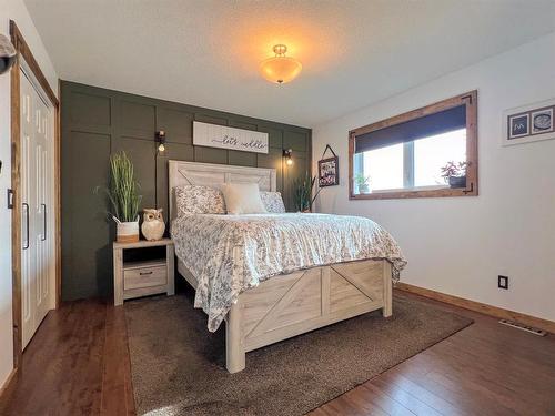 9 Foxford Avenue, Elkhorn, MB - Indoor Photo Showing Bedroom