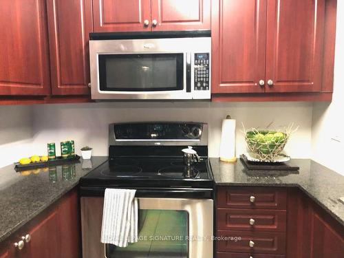 1111-330 Red Maple Rd, Richmond Hill, ON - Indoor Photo Showing Kitchen