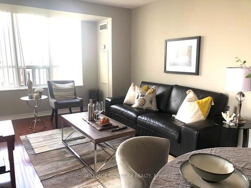 1111-330 Red Maple Rd, Richmond Hill, ON - Indoor Photo Showing Living Room