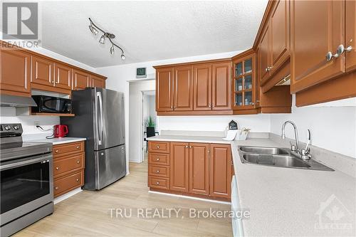 4775 Thunder Road, Ottawa, ON - Indoor Photo Showing Kitchen With Double Sink