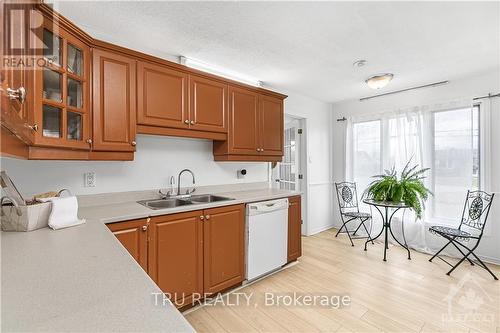 4775 Thunder Road, Ottawa, ON - Indoor Photo Showing Kitchen With Double Sink