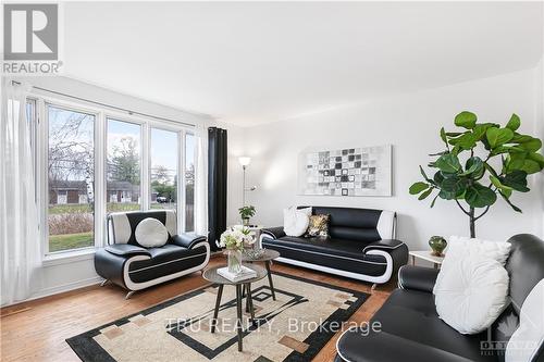 4775 Thunder Road, Ottawa, ON - Indoor Photo Showing Living Room