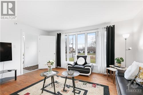 4775 Thunder Road, Ottawa, ON - Indoor Photo Showing Living Room