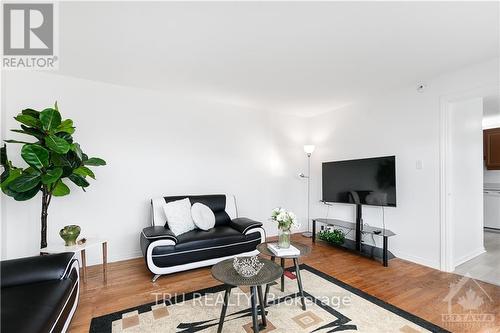 4775 Thunder Road, Ottawa, ON - Indoor Photo Showing Living Room