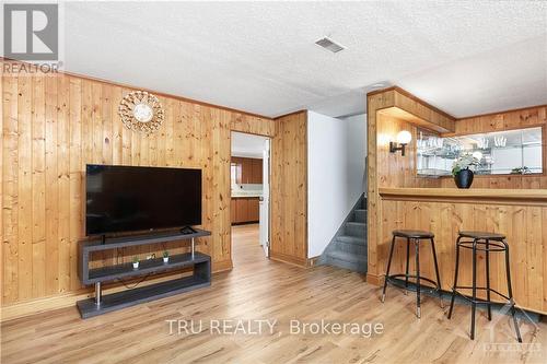 4775 Thunder Road, Ottawa, ON - Indoor Photo Showing Living Room