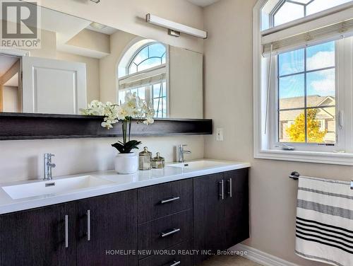 400 Threshing Mill Boulevard, Oakville, ON - Indoor Photo Showing Bathroom