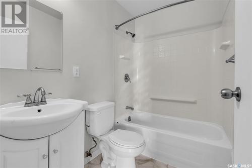 1525 Hnatyshyn Avenue, Saskatoon, SK - Indoor Photo Showing Bathroom