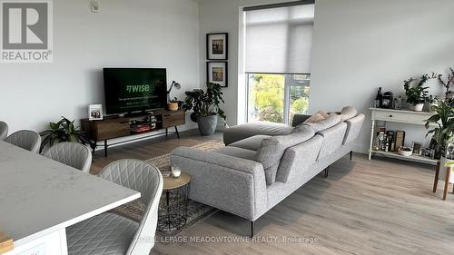 1402 - 15 Glebe Street, Cambridge, ON - Indoor Photo Showing Living Room