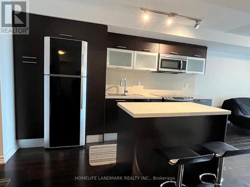 1812 - 386 Yonge Street, Toronto, ON - Indoor Photo Showing Kitchen