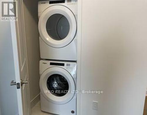 1707 - 202 Burnhamthorpe Road E, Mississauga, ON - Indoor Photo Showing Laundry Room