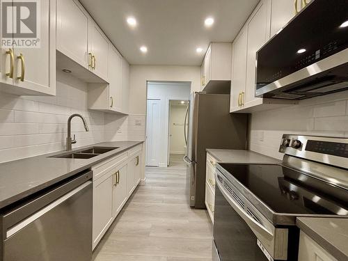 365 Ginger Drive, New Westminster, BC - Indoor Photo Showing Kitchen With Double Sink