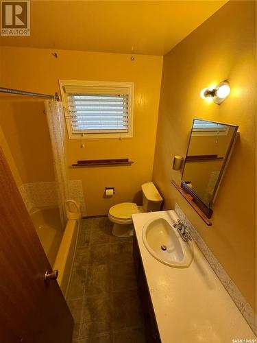 1043 Queen Street, Regina, SK - Indoor Photo Showing Bathroom