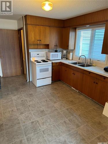 1043 Queen Street, Regina, SK - Indoor Photo Showing Kitchen With Double Sink