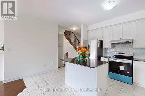 213 Paradelle Drive, Richmond Hill, ON - Indoor Photo Showing Kitchen