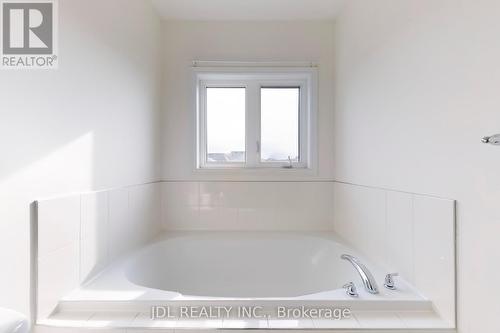 213 Paradelle Drive, Richmond Hill, ON - Indoor Photo Showing Bathroom