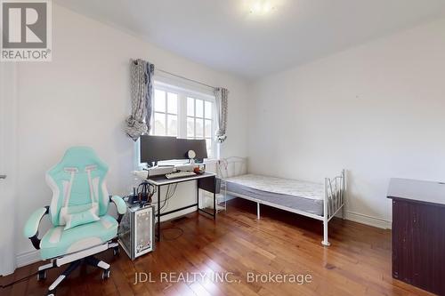 213 Paradelle Drive, Richmond Hill, ON - Indoor Photo Showing Bedroom