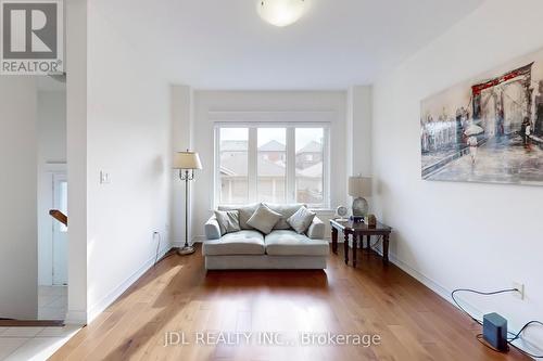 213 Paradelle Drive, Richmond Hill, ON - Indoor Photo Showing Living Room