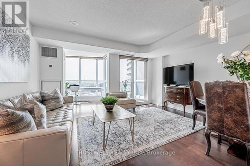 511 - 208 Queens Quay W, Toronto, ON - Indoor Photo Showing Living Room