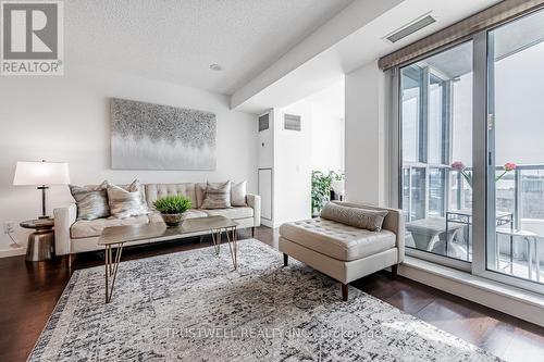 511 - 208 Queens Quay W, Toronto, ON - Indoor Photo Showing Living Room