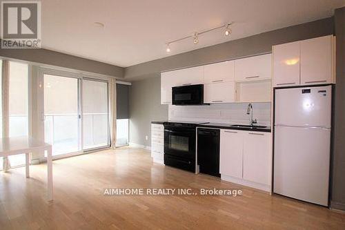 401 - 126 Simcoe Street, Toronto, ON - Indoor Photo Showing Kitchen