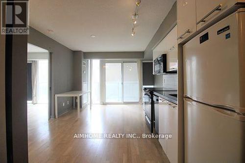 401 - 126 Simcoe Street, Toronto, ON - Indoor Photo Showing Kitchen