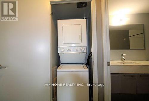 401 - 126 Simcoe Street, Toronto, ON - Indoor Photo Showing Laundry Room