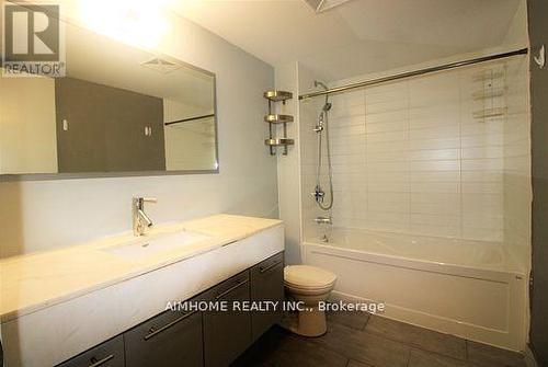 401 - 126 Simcoe Street, Toronto, ON - Indoor Photo Showing Bathroom